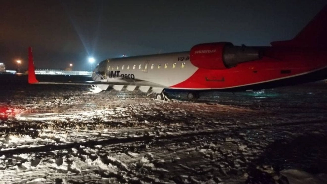 В Челябинске самолет выкатился за пределы ВПП