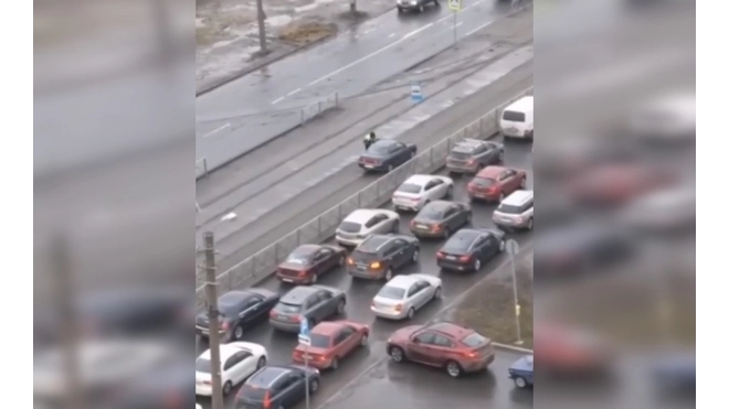 Полицейские поймали любителей объезда по трамвайным путям на Маршала Казакова