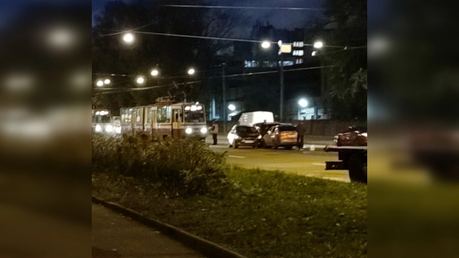 На трамвайных путях столкнулись автомобили на Маршала Говорова