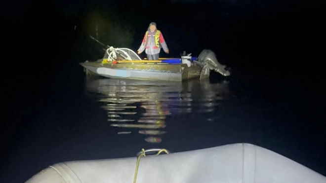 Спасатели доставили на берег рыбака, застрявшего на реке Свирь