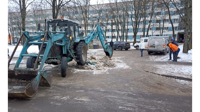 Более 1300 единиц техники боролись с первым снегопадом в Ленобласти