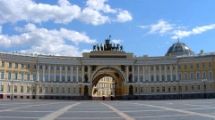 Перед аркой Главного штаба открылась галерея творческих работ петербургских скульпторов
