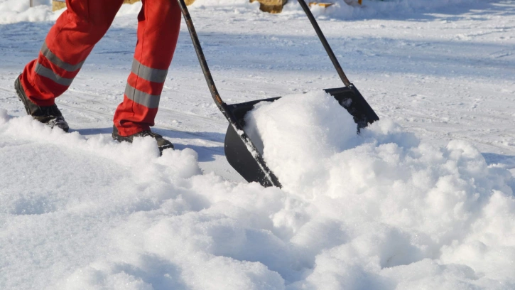 В Невском и Московском районах осваивают новый метод уборки снега