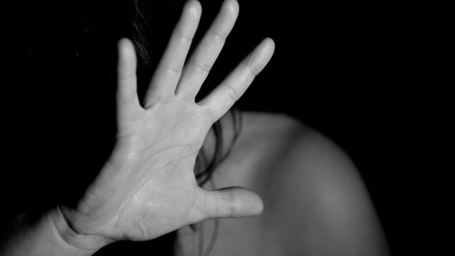У дома на Удельном проспекте мужчина попытался изнасиловать 16-летнюю девушку