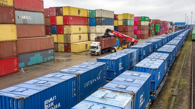 Грузовые дворы ОЖД переработали 2,5 млн тонн контейнерных грузов