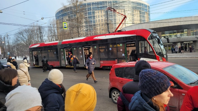 Водитель сбил подростка, который выходил из трамвая около "Пролетарской"