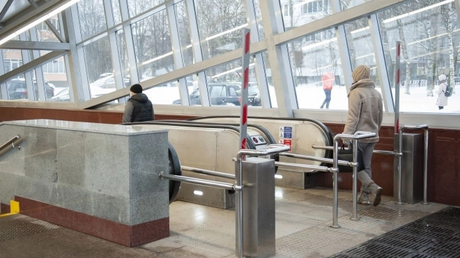 На станции метро "Проспект Славы" в Петербурге отремонтировали все траволаторы