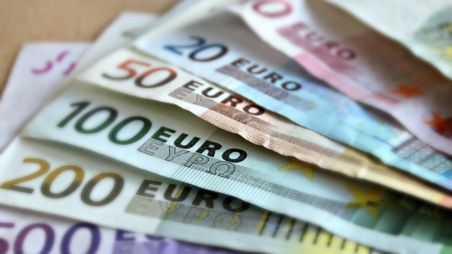 Курс евро  впервые с апреля перевалил за 90 рублей
