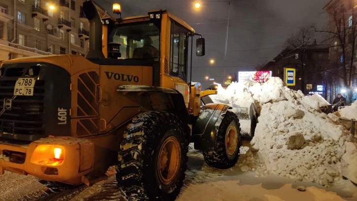 С петербургских улиц за сутки вывезли около 50 тысяч кубометров снега 
