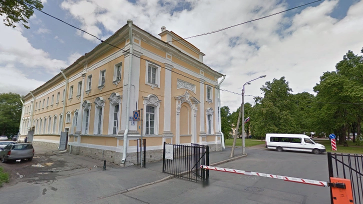В Петергофе комнаты в историческом здании продают за 19 млн рублей