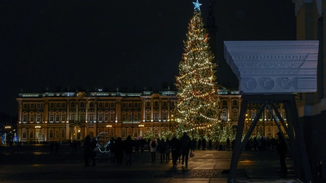 Новогодние украшения в центре Петербурга сохранят до 22 января