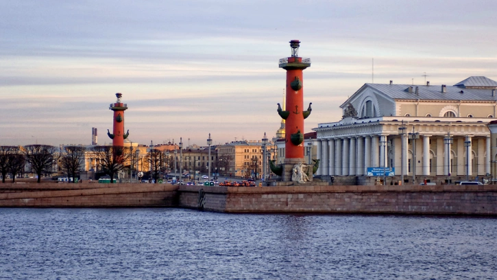 В Петербурге начали реставрировать скульптуры Ростральных колонн 