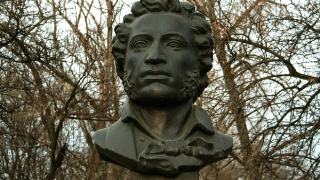 Пушкин и Есенин вошли в топ самых узнаваемых поэтов