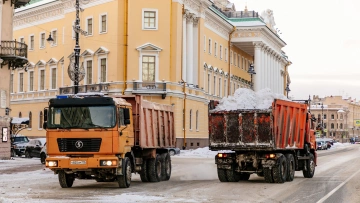 Около 2200 самосвалов снега вывезли за сутки с улиц Петербурга 