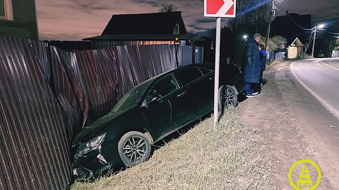 В Ленобласти человек, похожий на полковника МЧС, пьяным влетел в забор