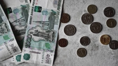 Рубль упал к доллару и евро в начале торгов на Мосбирже