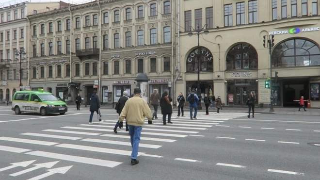 Почти половина петербуржцев поддерживает запрет на иностранные слова на вывесках