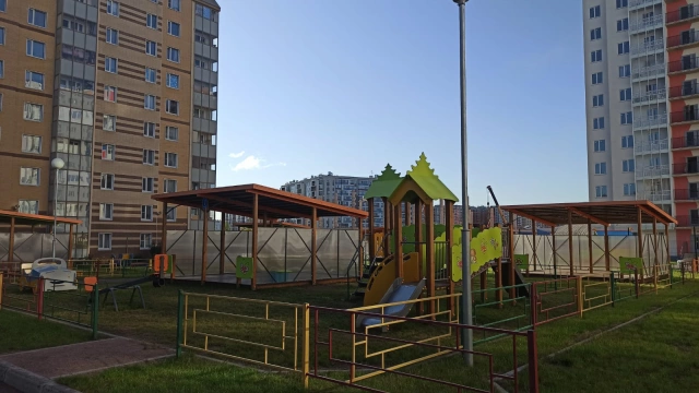 Александр Дрозденко осмотрел 2 новых детских сада в Мурино 