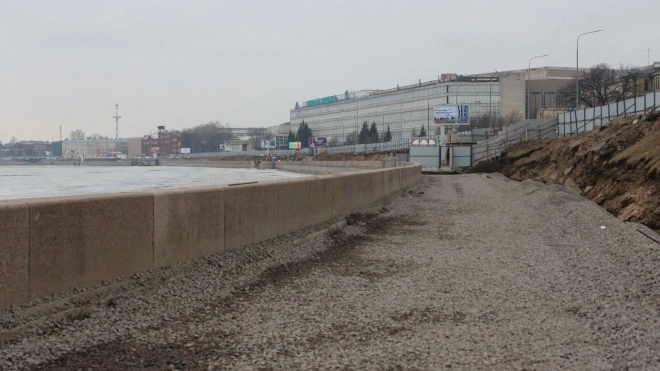 Ремонт Свердловской набережной продолжается в Петербурге