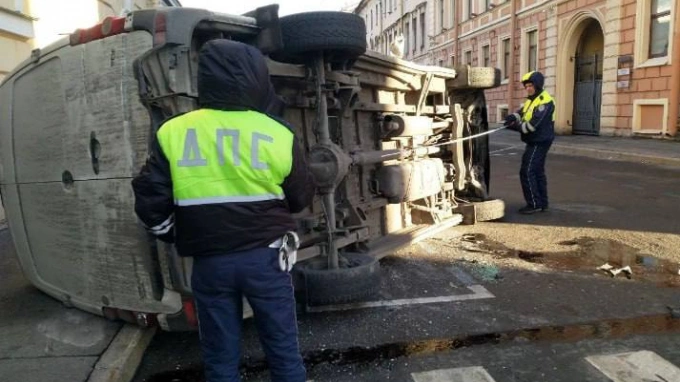 На углу улицы Якубовича и Конногвардейского переулка перевернулся грузовик