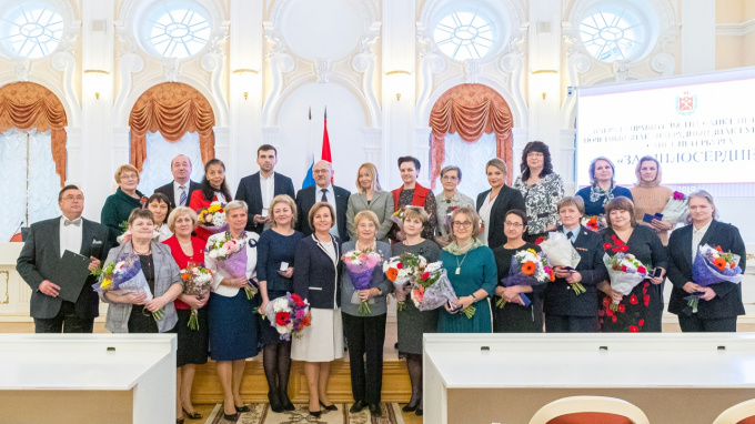 Два десятка петербуржцев поблагодарили за милосердие почетными знаками