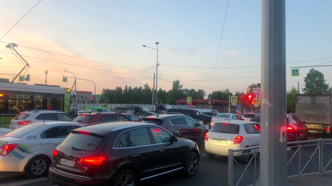 Жители Красногвардейского района недовольны пробками из-за ремонта на Рябовском шоссе