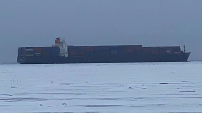 Появились фото грузового судна, которое село на мель в Петербурге
