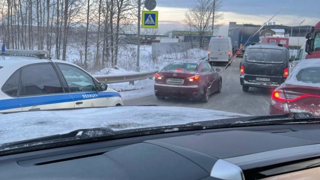 Московское шоссе вновь погрязло в пробках: у самосвала отвалился мост