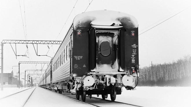 Проводница выпала из поезда и погибла на рельсах в Свердловской области