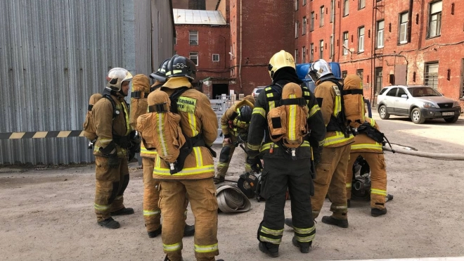 Спасатели почти сутки борются с огнем на "Невской мануфактуре"