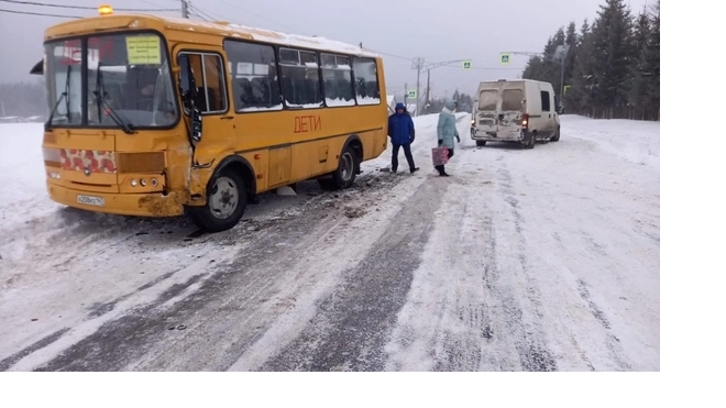 В Ленобласти в аварию попал школьный автобус с 10-классником