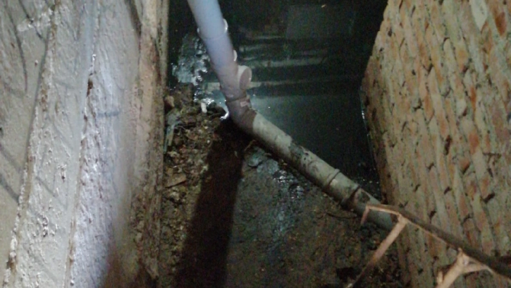 Жители Ленобласти жалуются на вонь из затопленного подвального помещения 