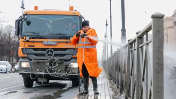  За первую неделю месячника по благоустройству вымыли 143 улицы Петербурга
