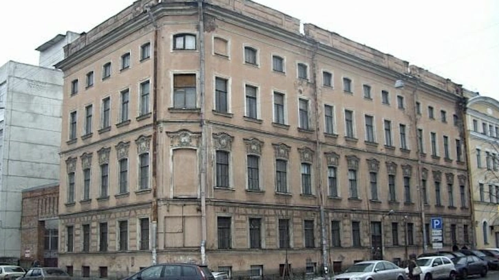 Здание бывшего ДК фабрики "Большевичка" выставили на продажу 