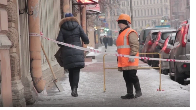 На Садовой улице глыба льда упала на голову студентки