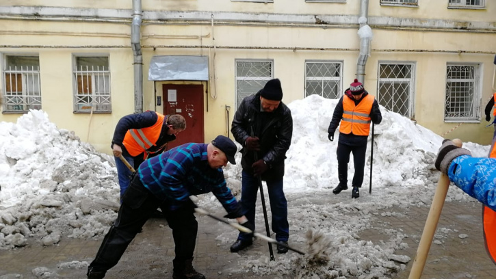 Госслужащие вышли на субботник Госслужащие вышли на субботник
