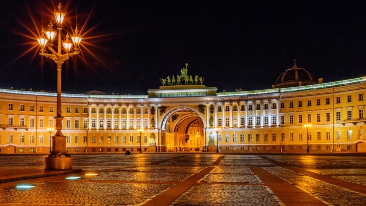 Главную елку Петербурга сегодня доставят на Дворцовую площадь