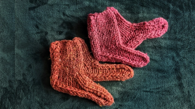 Таинственный петербуржец вяжет сотни теплых носков и шапок для благотворительных фондов