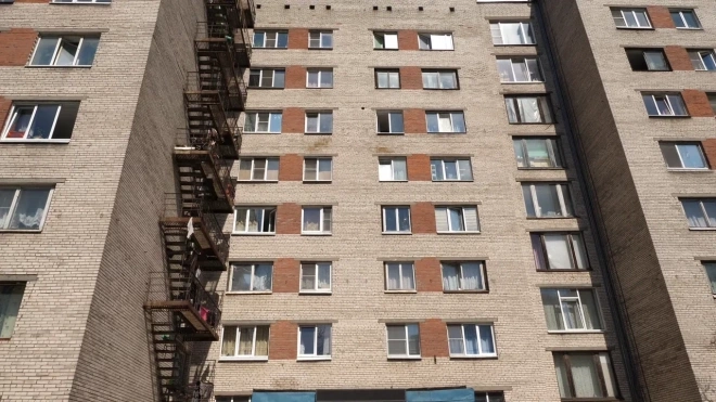 На Маршала Жукова из окна девятого этажа выпал пьяный петербуржец