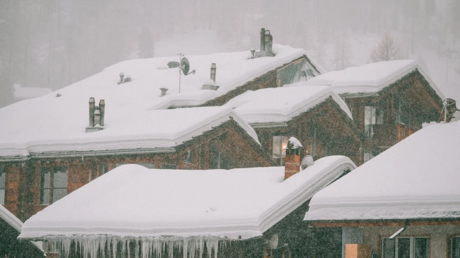 Пенсионер сорвался с крыши во время уборки снега в Сосново