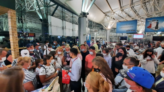 Пассажиры дождались вылета самолета из ОАЭ в Петербург 