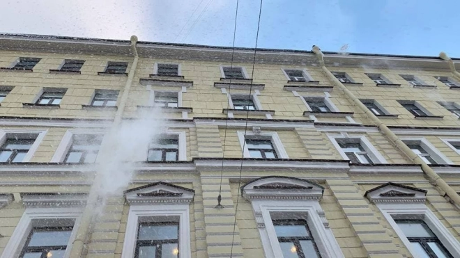 За сутки в центре Петербурга от снега и наледи очистили 120 крыш