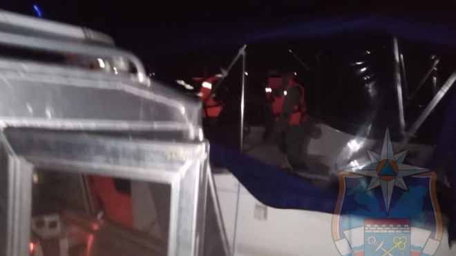 Спасательная операция на Ладожском озере: 8 человек спасены с маломерного судна