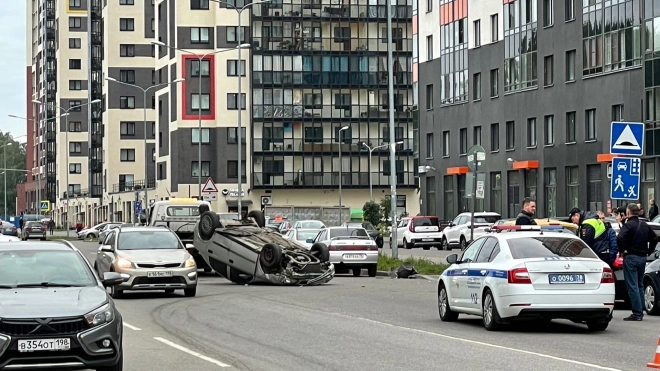 На дороге в Кудрово перевернулся автомобиль