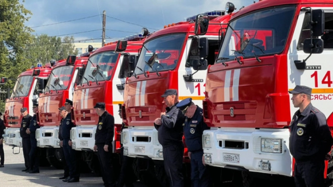 Спасатели Ленобласти получили ключи от восьми пожарных машин