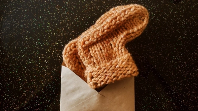 Петербуржец дарит благотворительным организациям сотни теплых шарфов и носков ручной работы 
