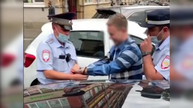 Петербургского блогера задержали на двое суток за тонировку на автомобиле