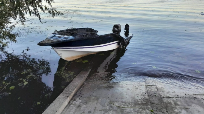 В Новой Ладоге загорелась лодка. Ее владелец и пассажир госпитализированы