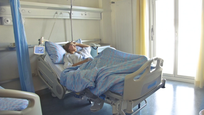В Петербурге студентка впала в кому после игр с одногруппником в сугробе