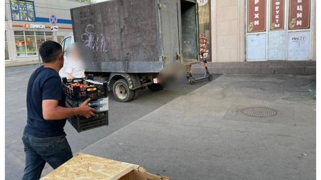 Полиция остановила незаконную торговлю возле метро "Пролетарская"